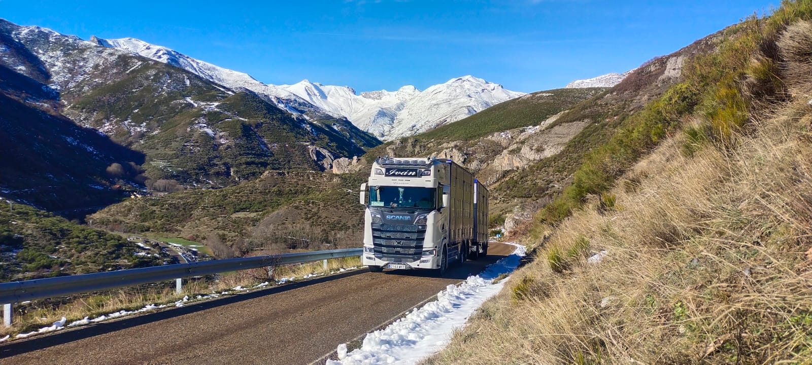 Camión de Transportes Iván Gómez en ruta de montaña